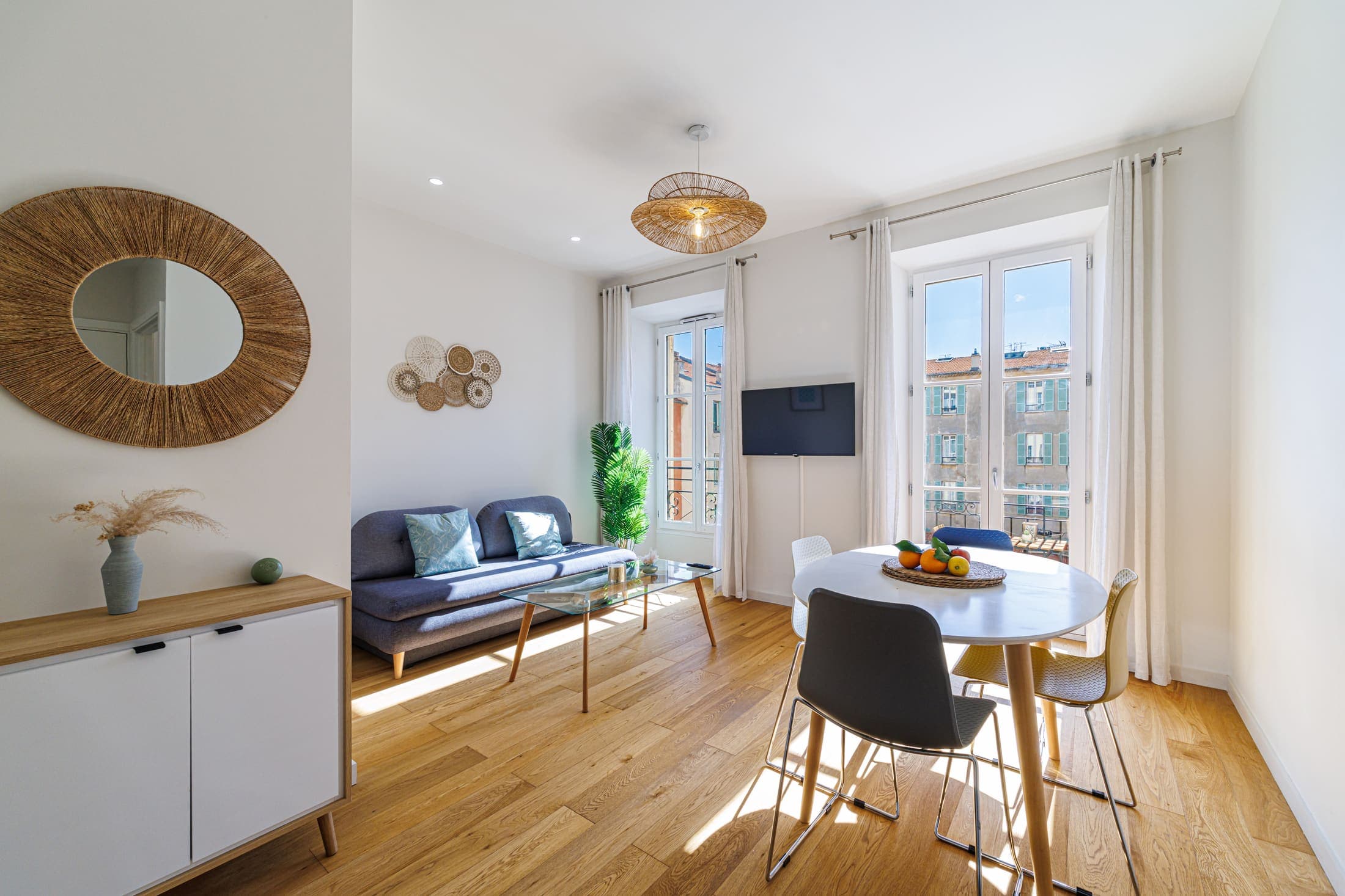 Salon lumineux d'un appartement à Nice