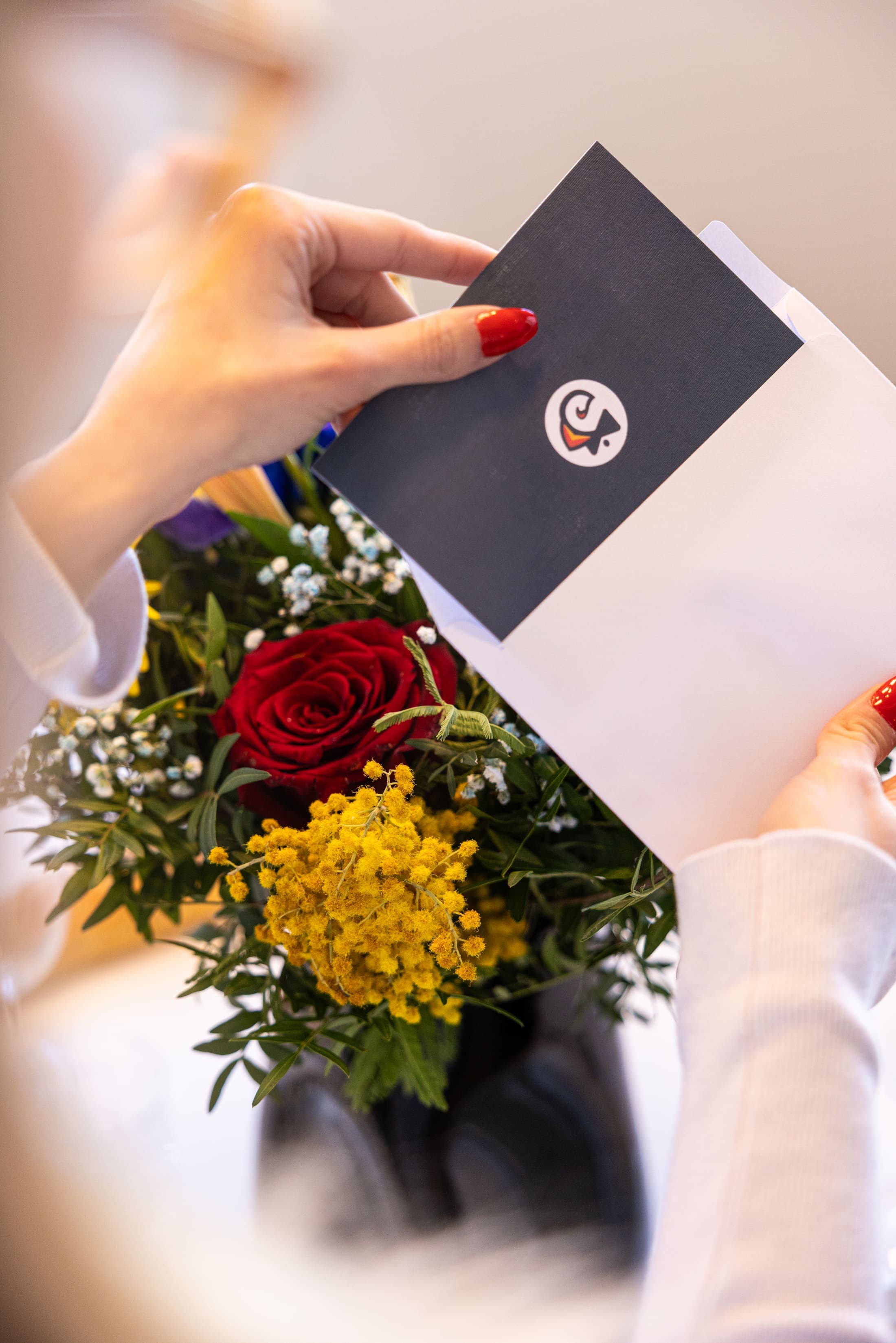 Carte d'accueil Hostias avec bouquet de fleurs pour les voyageurs