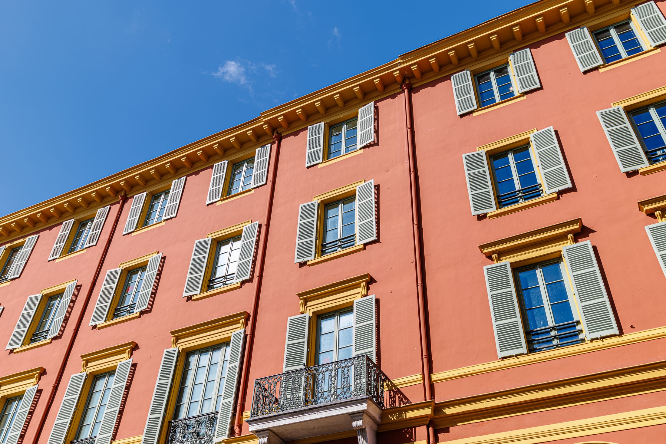 Façade niçoise colorée sur la Côte d'Azur