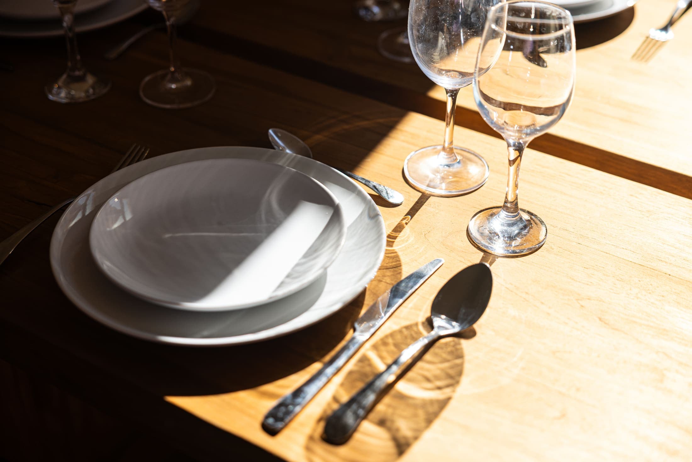 Table dressée dans un logement premium avant l'arrivée des voyageurs
